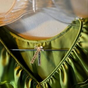 Lapis Brand sexy Silk Like Olive color Sleveless blouse size L